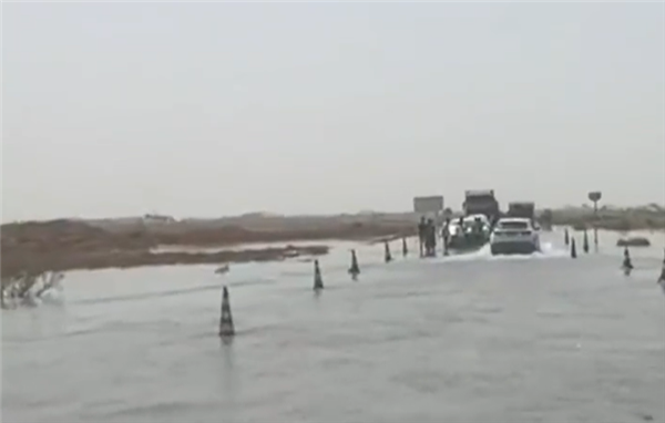 星歐平台官網：新疆塔尅拉瑪乾沙漠發洪水：致多輛車公路上熄火